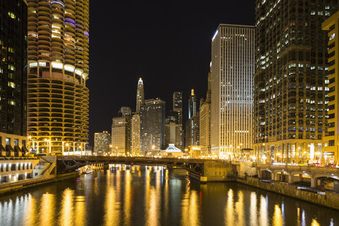 Vereinigte Staaten, Illinois, Chicago, Blick auf Wolkenkratzer entlang des Chicago River - FO005135