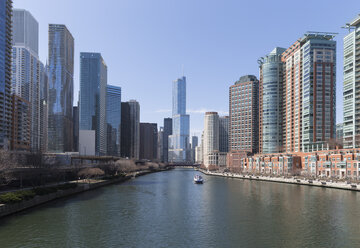 Vereinigte Staaten, Illinois, Chicago, Blick auf das Ausflugsschiff auf dem Chicago River - FOF005103