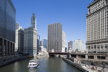 United States, Illinois, Chicago, View of Excursion ship on Chicago River - FO005119