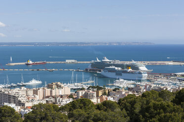 Spanien, Balearische Inseln, Mallorca, Palma, Blick auf die Docks - AMF000256