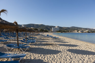 Spanien, Balearische Inseln, Mallorca, Palma, Blick auf Palmanova mit Sonnenliegen und Hotels - AMF000258