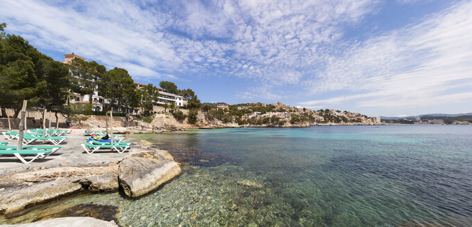 Spanien, Balearische Inseln, Mallorca, Blick auf das Hotel Cala Fornells - AM000263