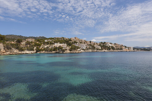Spanien, Balearische Inseln, Mallorca, Blick auf das Hotel Cala Fornells - AMF000264