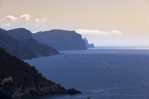 Spanien, Mallorca, Blick auf die Steilküste der Balearen - AMF000247