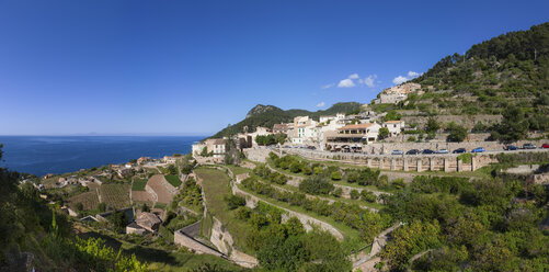 Spanien, Mallorca, Blick auf das Dorf Banyalbufar auf den Balearischen Inseln - AMF000227