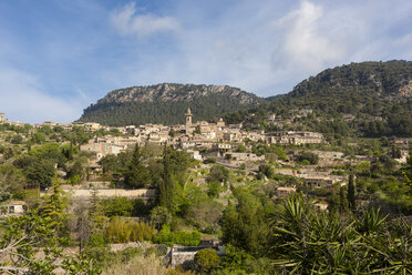 Spain, Mallorca, View of Parish church of Sant Bartomeu at old town of Valldemossa - AMF000224