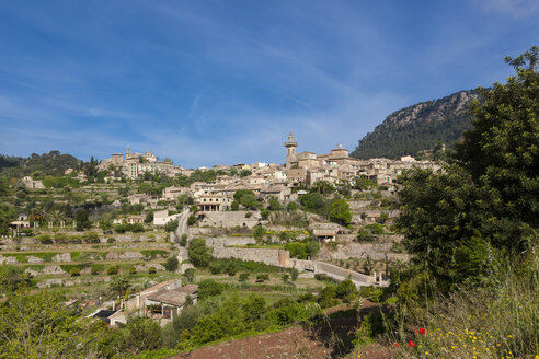 Spanien, Mallorca, Blick auf die Pfarrkirche von Sant Bartomeu in der Altstadt von Valldemossa - AMF000223