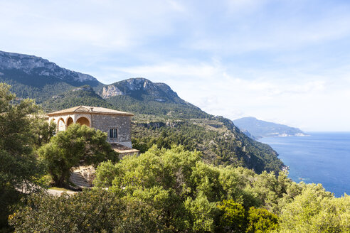 Spanien, Mallorca, Blick auf das Herrenhaus Son Marroig auf den Balearischen Inseln - AMF000220