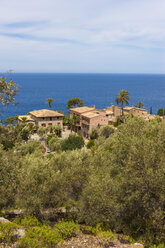 Spanien, Mallorca, Blick auf Villen in der Nähe des Mittelmeers - AMF000286