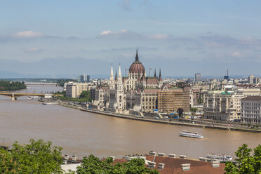 Ungarn, Budapest, Blick auf das Parlamentsgebäude mit Donau - MAB000068
