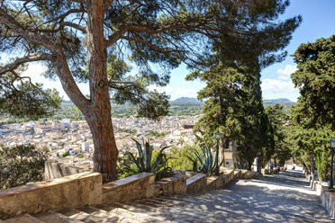 Spanien, Mallorca, Blick auf die Treppe zur Burg von Arta - AMF000291