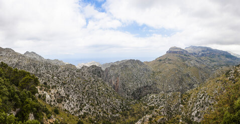 Spanien, Mallorca, Blick auf das Gebirge Serra de Tramuntana - AMF000300