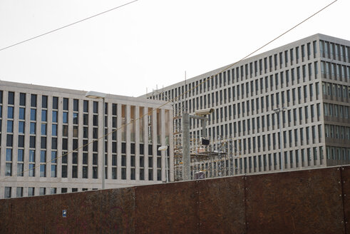 Deutschland, Berlin, Blick auf den BND-Neubau des Bundesnachrichtendienstes - FB000057