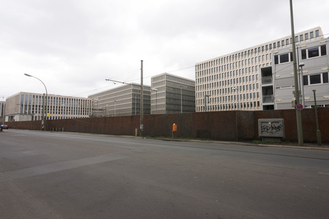 Deutschland, Berlin, Blick auf den BND-Neubau des Bundesnachrichtendienstes, lizenzfreies Stockfoto