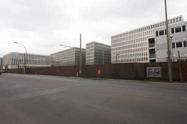 Deutschland, Berlin, Blick auf den BND-Neubau des Bundesnachrichtendienstes - FB000056