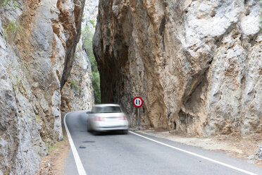 Spanien, Mallorca, Blick auf ein Auto, das durch enge Tunnel fährt - AM000303