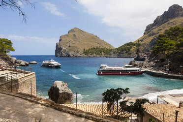 Spanien, Mallorca, Blick auf Fähren in der Bucht von Sa Calobra - AMF000305