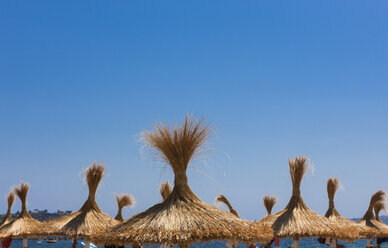 Spanien, Blick auf eine Palapa am Strand - AMF000316