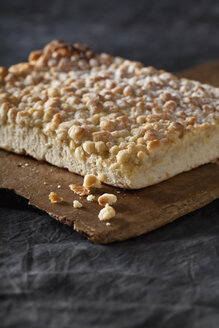 Streuselkuchen auf Schneidebrett, Nahaufnahme - CSF019404