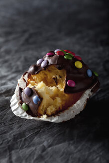 Schokoladenmuffin mit Tortenboden, Nahaufnahme - CSF019405
