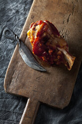 knuckle of pork with knife on chopping board, close up - CSF019325