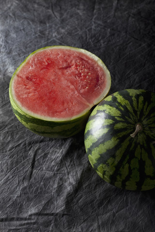 Wassermelonen auf Textil, Nahaufnahme, lizenzfreies Stockfoto