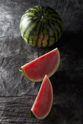 Wassermelone auf Textil, Nahaufnahme - CSF019331