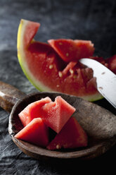 Scheiben von Wassermelone mit Messer auf Holzlöffel, Nahaufnahme - CSF019333