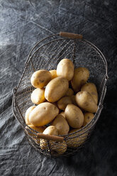 Rohe Kartoffeln im Korb, Nahaufnahme - CSF019313