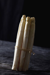 Bunch of white asparagus on textile, close up - CSF019410