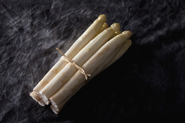 Bunch of white asparagus on textile, close up - CSF019392