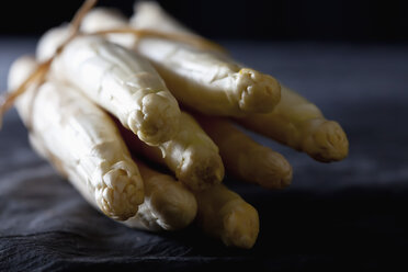 Bunch of white asparagus on textile, close up - CSF019409
