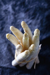 Bunch of white asparagus on textile, close up - CSF019388