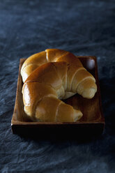 Buttercroissants auf Holztablett, Nahaufnahme - CSF019318