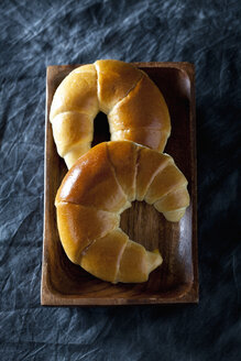 Buttercroissants auf Holztablett, Nahaufnahme - CSF019319