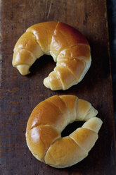 Buttercroissants auf Holzschneidebrett, Nahaufnahme - CSF019383