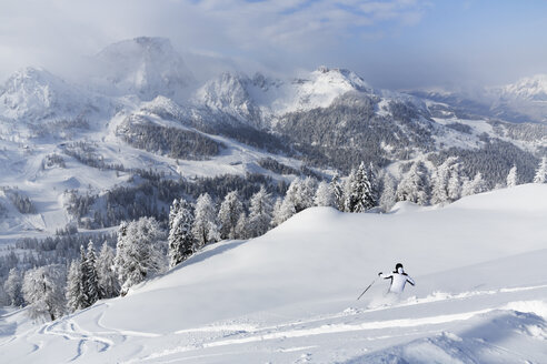 Austria, Carinthia, Person skiing in snow - SIE003835