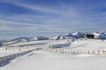 Austria, Carinthia, Salzburg, People skiing in snow - SIEF003827