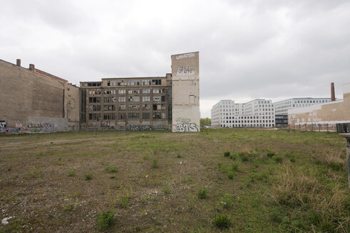 Deutschland, Berlin, Kaputte Fabrik neben dem Neubau - FBF000063