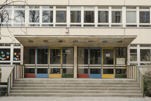Deutschland, Berlin, Eingang der Schule - FBF000064