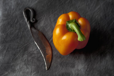 Paprika mit Messer auf schwarzem Textil, Nahaufnahme - CSF019369