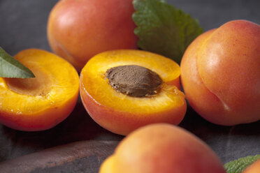 Aprikosen mit Blättern, Nahaufnahme - CSF019352