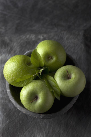 Schale mit grünen Äpfeln, Nahaufnahme, lizenzfreies Stockfoto