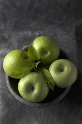 Schale mit grünen Äpfeln, Nahaufnahme - CSF019341