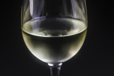 Glass of white wine against black background, close up - JTF000416