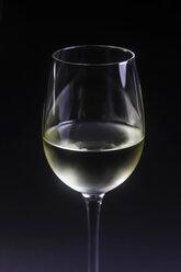 Glass of white wine against black background, close up - JTF000417