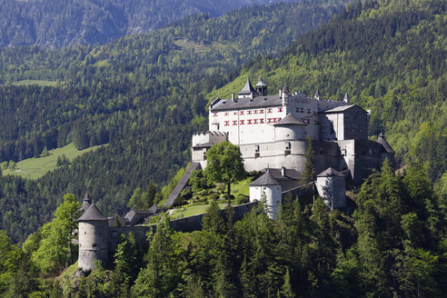 Österreich, Salzburg, Blick auf die Burg Hohenwerfen - SIE003891