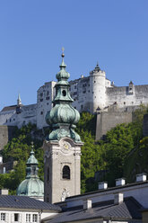 Österreich, Salzburg, Blick auf die Burg Hohensalzburg und das Stift St. Peter - SIE003912