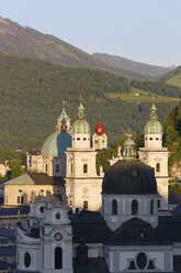 Österreich, Salzburg, Ansicht der Stiftskirche - SIE003925