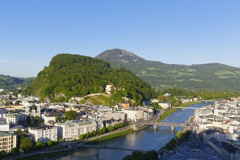 Österreich, Salzburg, Blick auf Kapuzinerberg und Gaisberg an der Salzach - SIE003924
